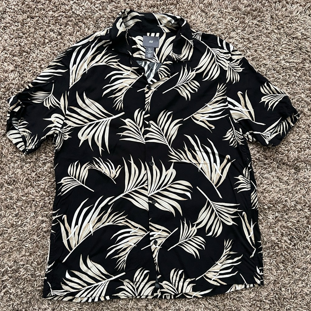 H&M men’s medium Black and Cream Leaf Print button down Shirt